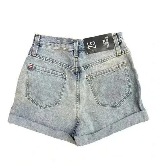 NWT Urban Outfitters BDG Mom High Rise Denim Shorts Women's Size 25 Light Wash - Picture 1 of 8